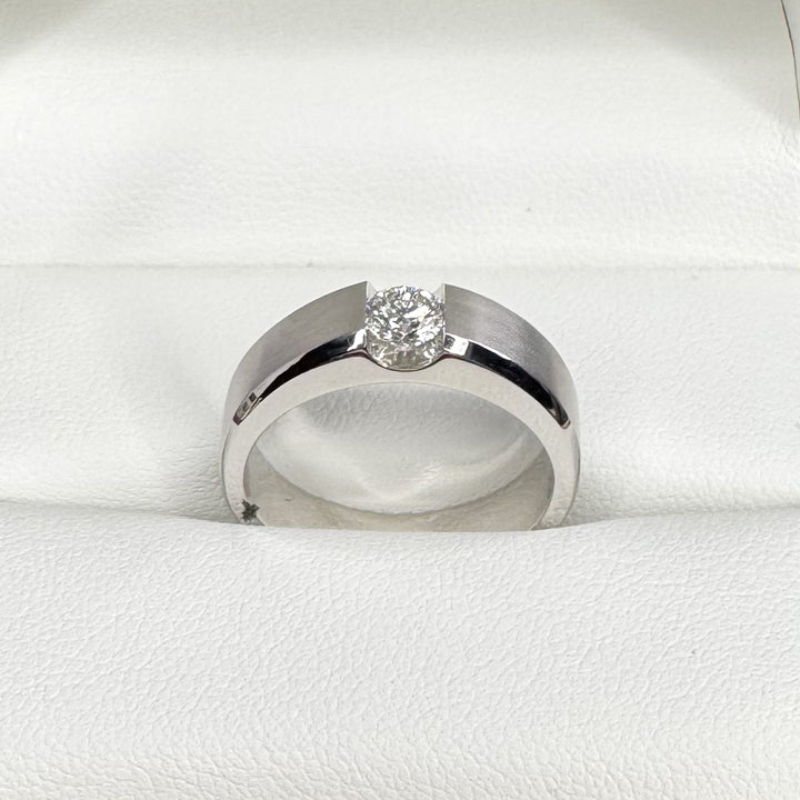 Pictured with 0.35ct diamond|thumb_caption: 0.35 carat|thumb_group:1