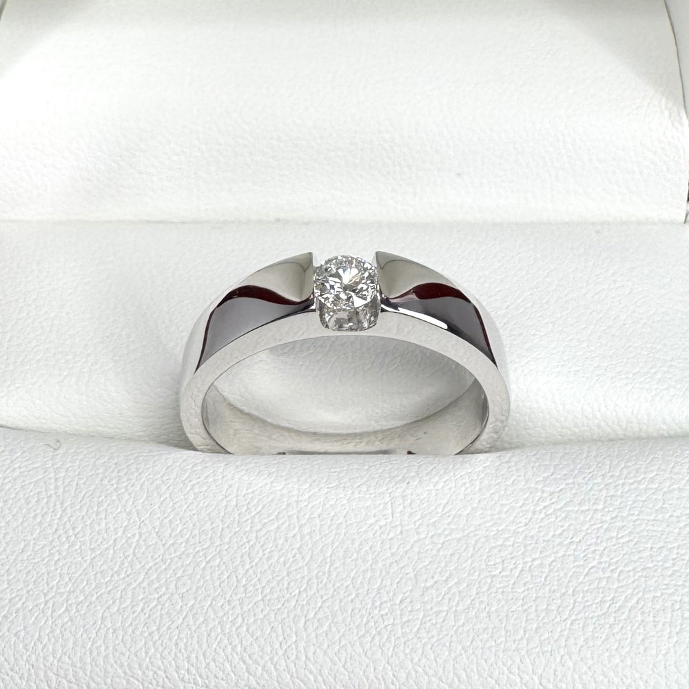 Pictured with 0.30ct diamond|thumb_caption: 0.30 carat|thumb_group:1