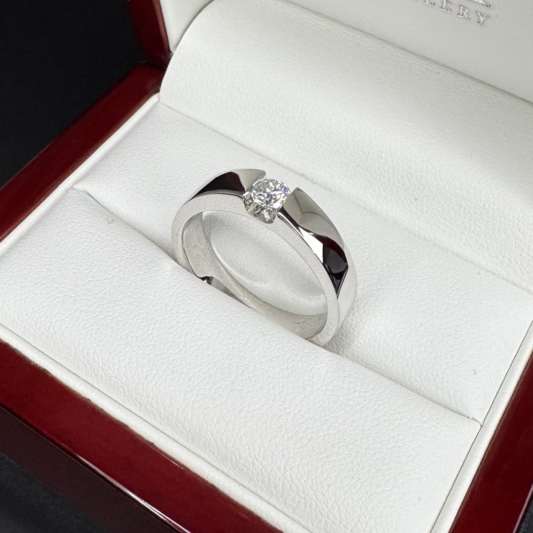 Pictured with 0.30ct diamond|thumb_caption: 0.30 carat|thumb_group:1|grid_preview:true