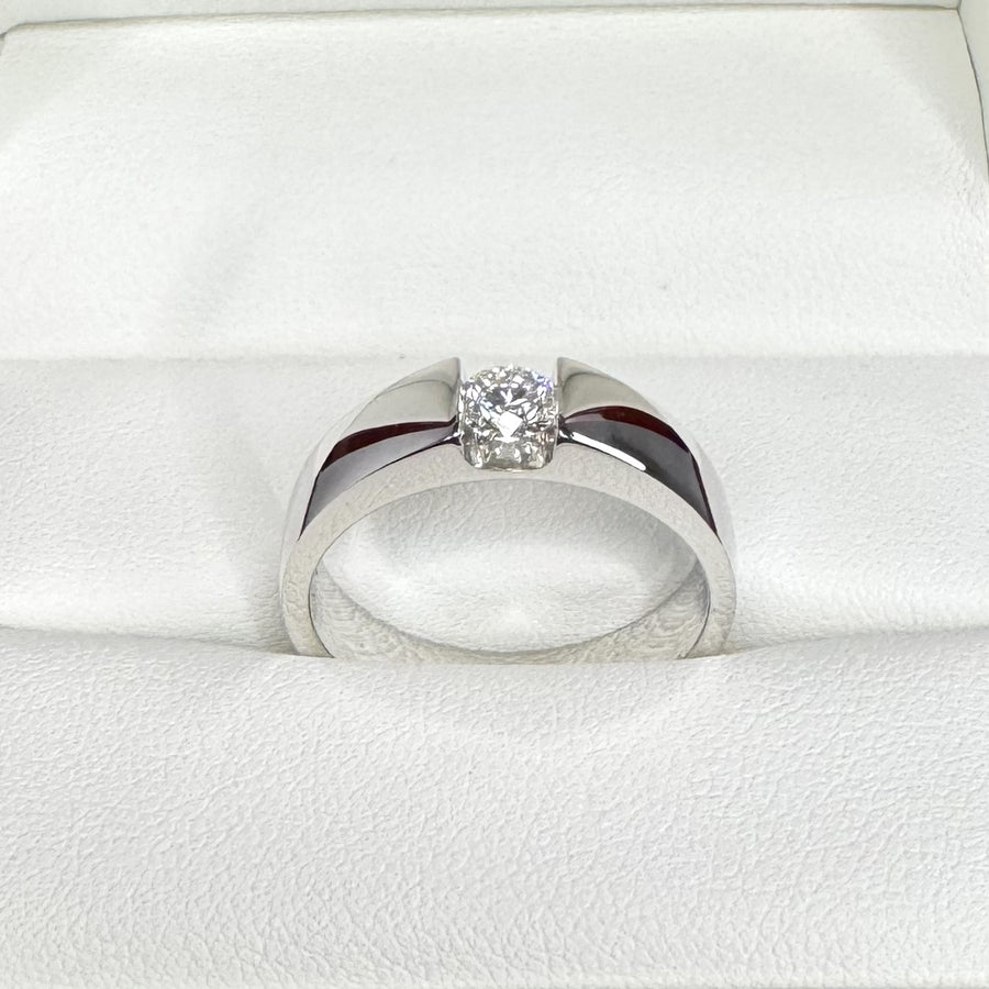 Pictured with 0.35ct diamond|thumb_caption: 0.35 carat|thumb_group:1